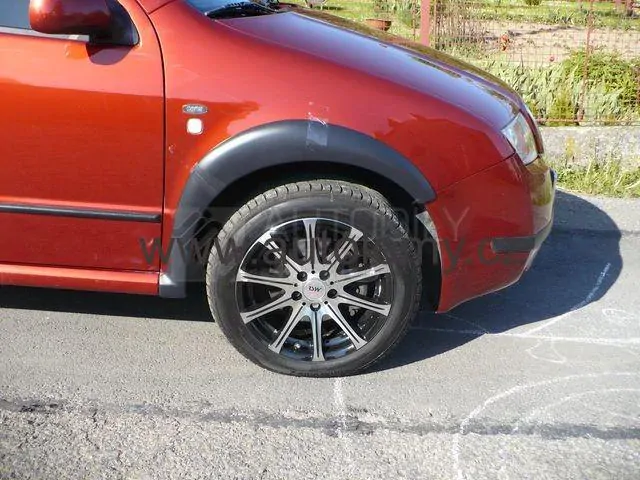 plastové lemy blatniku Škoda Fabia