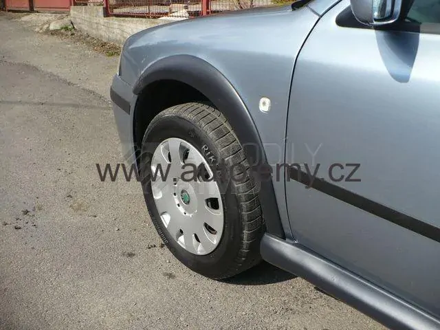 plastové lemy+prahy Škoda Octavia I.